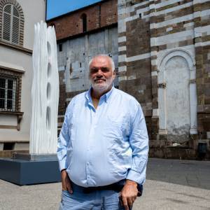 Pablo Atchugarry con una sua opera