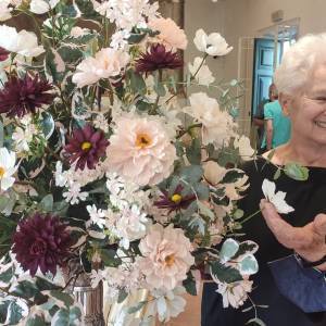 giusi ferrari cielo con un vaso di fiori di carta da lei creato