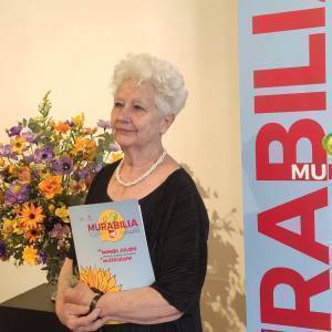 Giusi Ferrari Cielo con una sua creazione