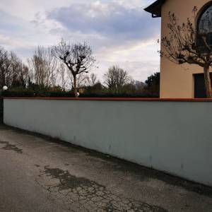 foto della strada e del muretto oggi 3.12.2023