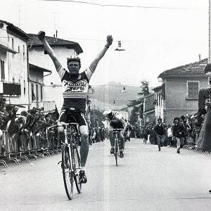 1. Il primo successo di Sorensen da Junior con la maglia Fanini. Viene festeggiato a bordo strada da Ivano Fanini con in braccio il figlio Cristian