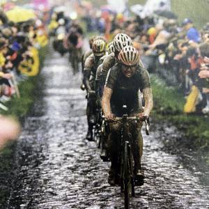 38. Sorensen guida il gruppo nella foresta di Arenberg, il tratto simbolo e sicuramente più duro della Parigi Roubaix