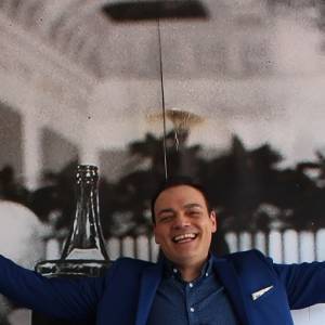 Igor Righetti davanti a un'immagine di suo cugino Alberto Sordi assieme all'attrice Anna Longhi