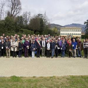 Luca Menesini con i cameliofili internazionali nella Villa Reale di Marlia - 02