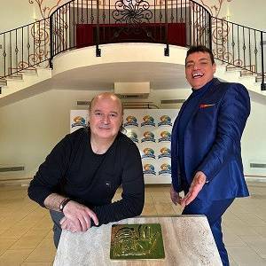 Igor Righetti con il maestro orafo Massimo Palombo che ha realizzato il bassorilievo dorato dedicato ad Alberto Sordi