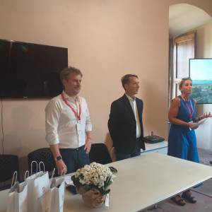 49d907fb-f7a9-4dea-a698-fe9ace2c70f9