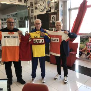 4. Bitossi con Fanini e Bendinelli e le maglie portate in dono al Museo Fanini