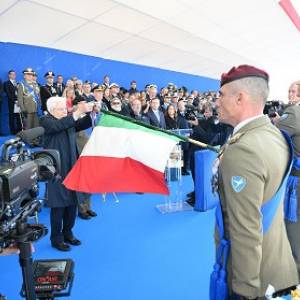 01 Ancona - il presidente della Repubblica consegna l'onorificenza