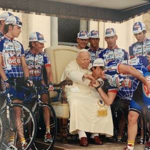 3. Tim Jones alla destra di Papa Giovanni Paolo II