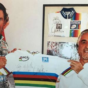 3 (Gallery). Cipollin i consegna a Fanini la maglia iridata con dedica dopo la vittoria a zolder 2002