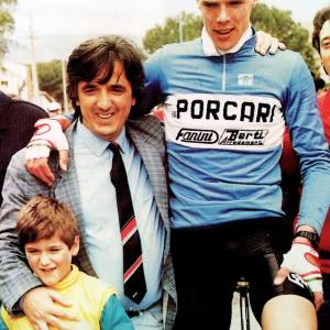 6. Cipollini in maglia Porcari Fanini insieme a Ivano e Cristian Fanini dopo una vittoria