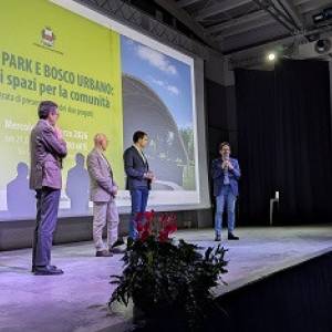 Bosco urbano sindaco Del Chiaro con Consiglieri regionali Puppa e Salotti e Enrico Fontana della Fondazione Cassa di Risparmio di Lucca