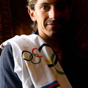 Pic_13. Miguel Martinez con la maglia di campione olimpico